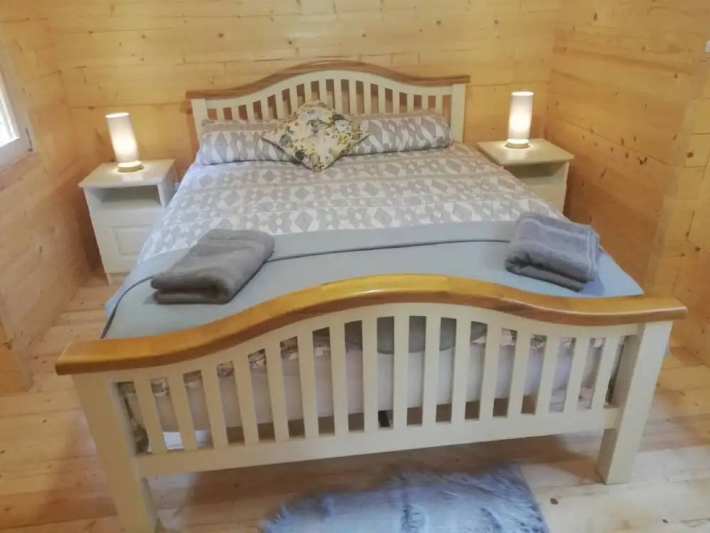 Log Cabin on the Lake - Sleeps 4 & Jacuzzi