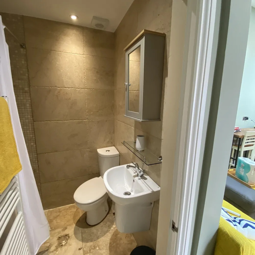 Private Annex, Parking, Wifi, 2mins to J48 A1 M1