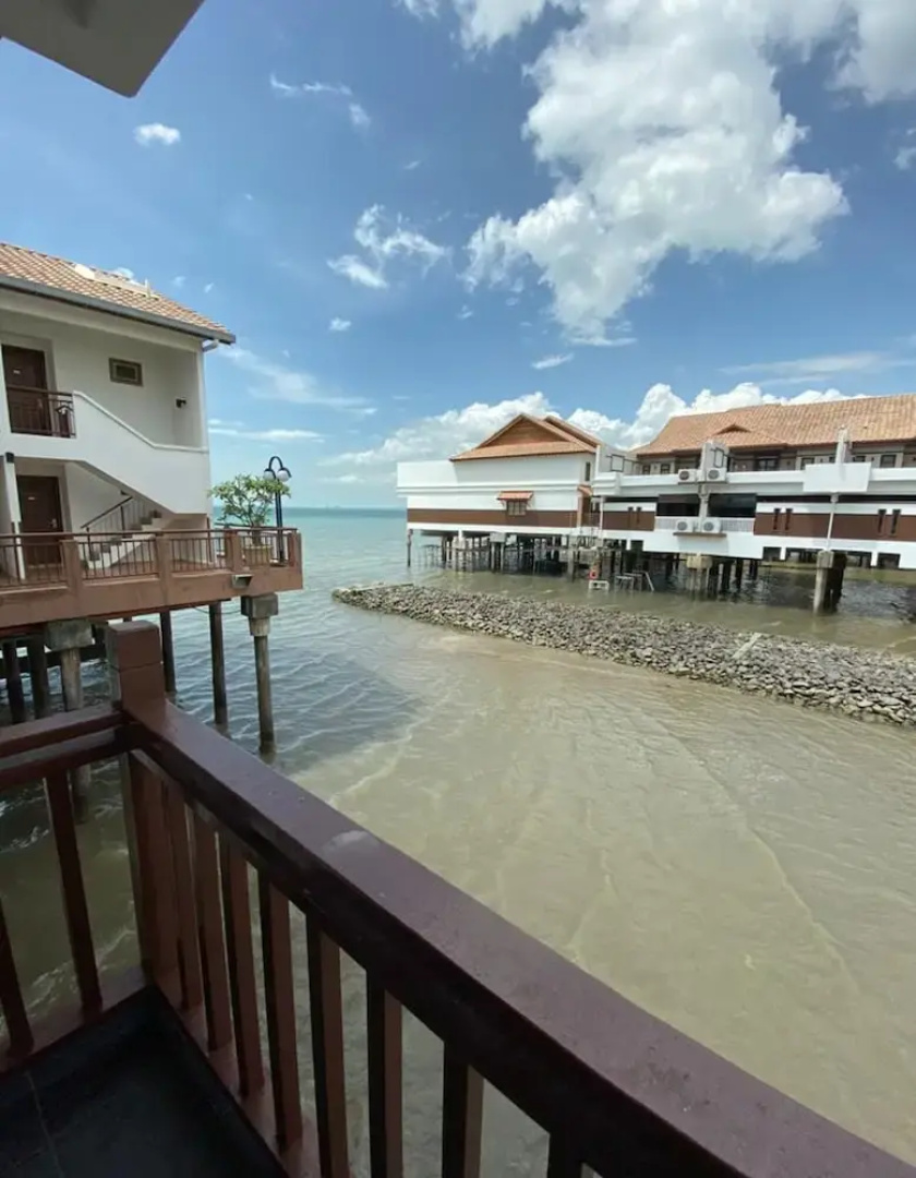 CMK & Private Water Chalet