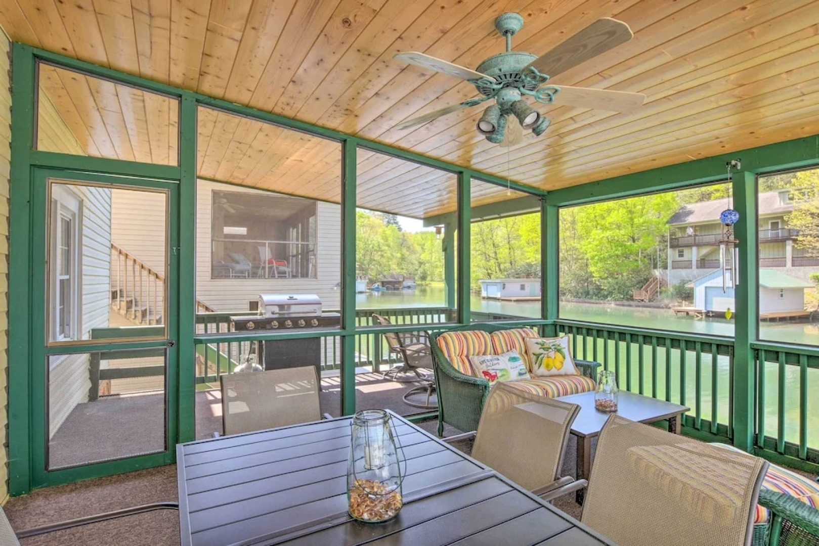 Screened Porch & Grill: Waterfront Landrum Cottage