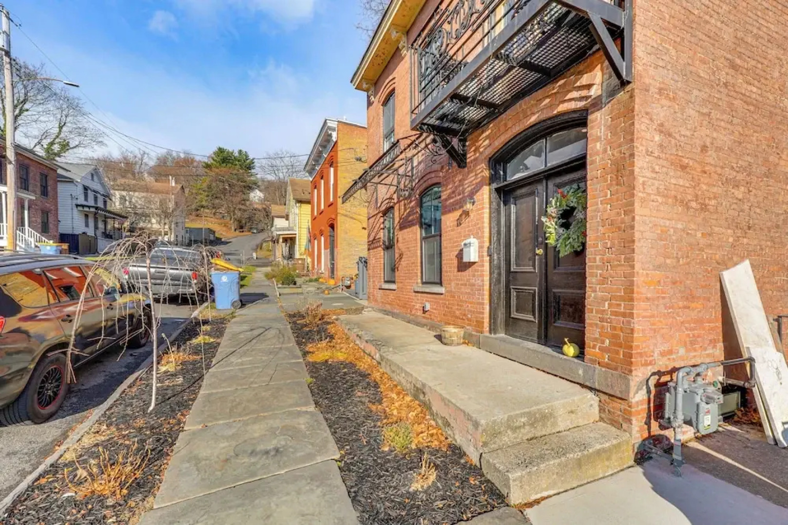 Walk to Waterfront: Chic Hudson Valley Garden Apt