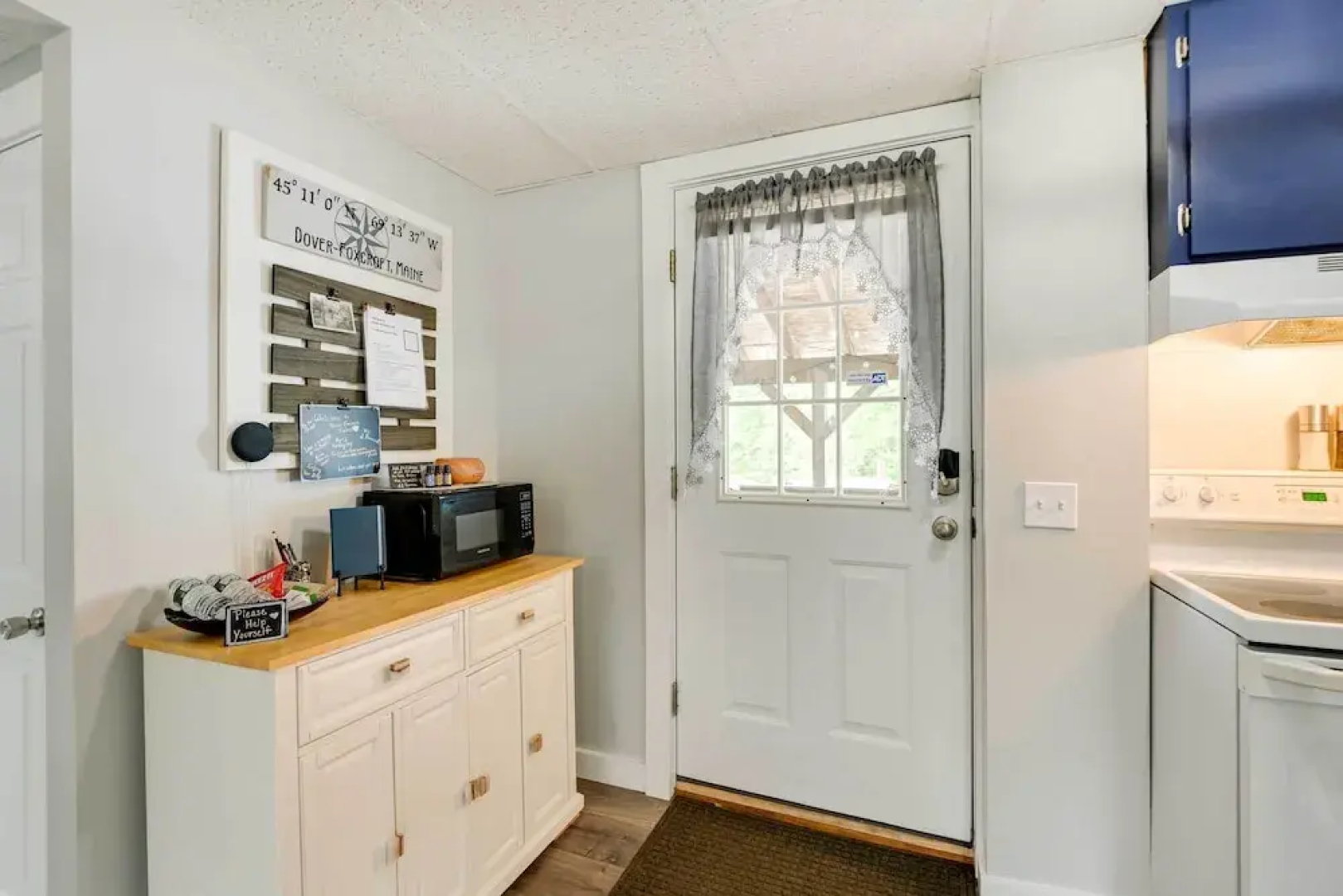 Chic & Central Apartment ~ 6 Mi to Sebec Lake!