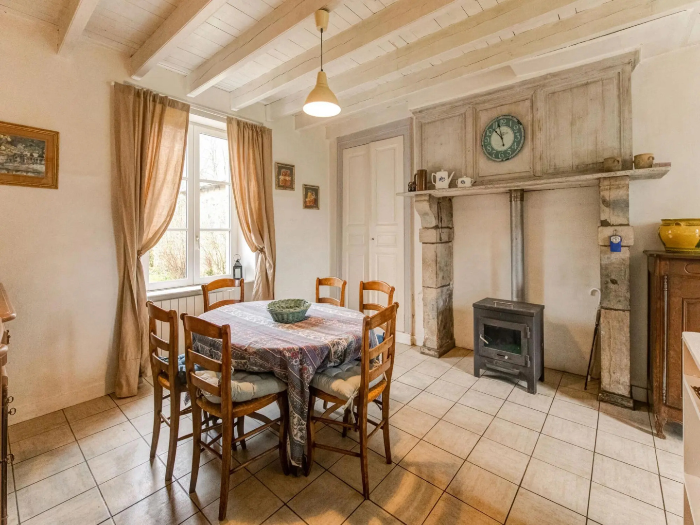 Pretty Holiday Home in Golleville with Private Garden