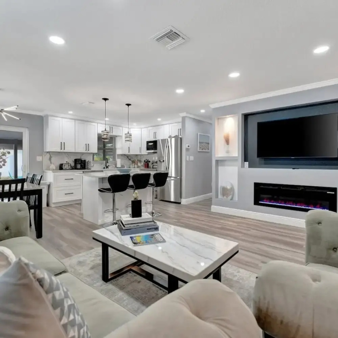 4b 2b w Hot Tub BBQ Firepit 9mins to Beach