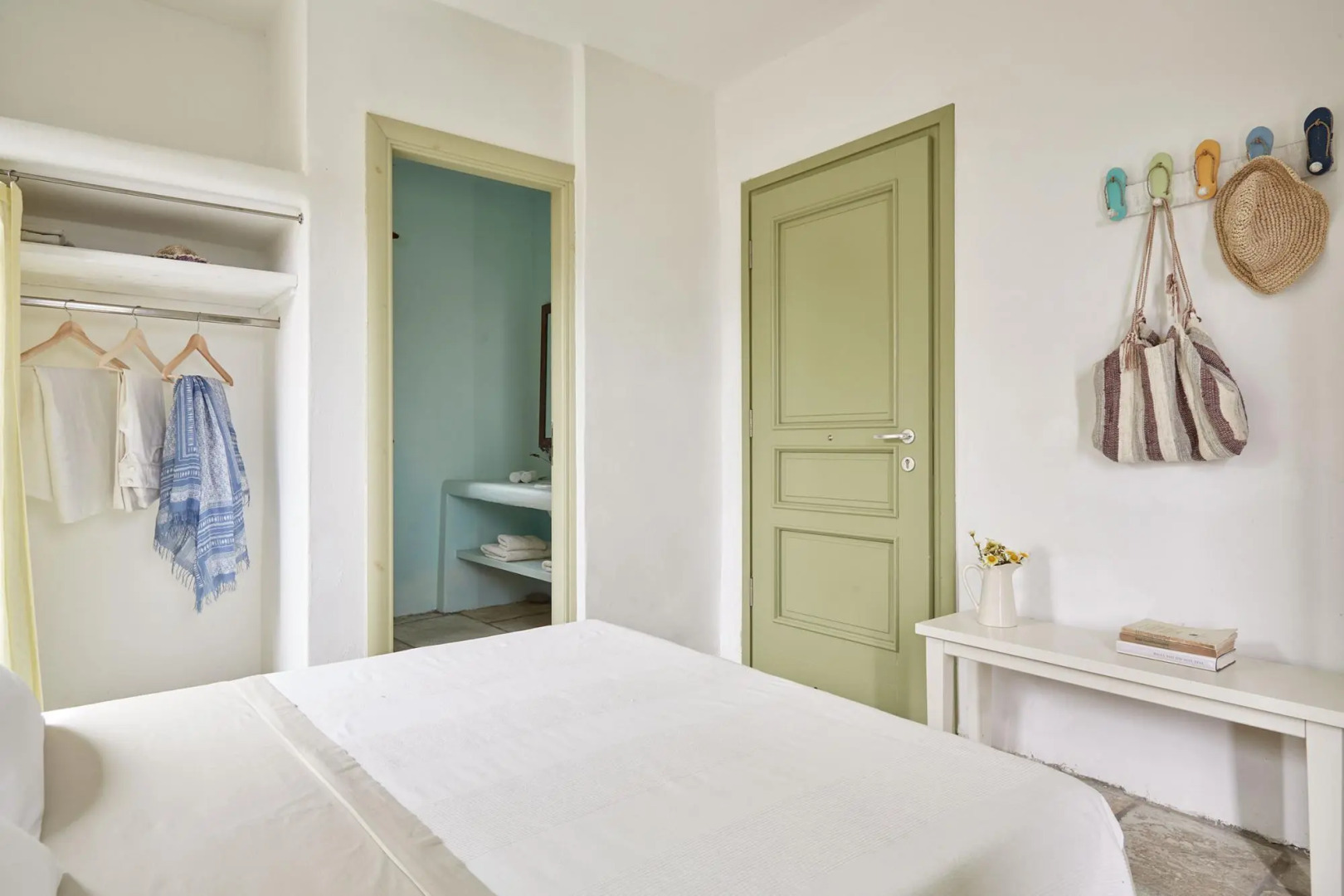 Spacious 6 bdrm Stone Villa with Pool