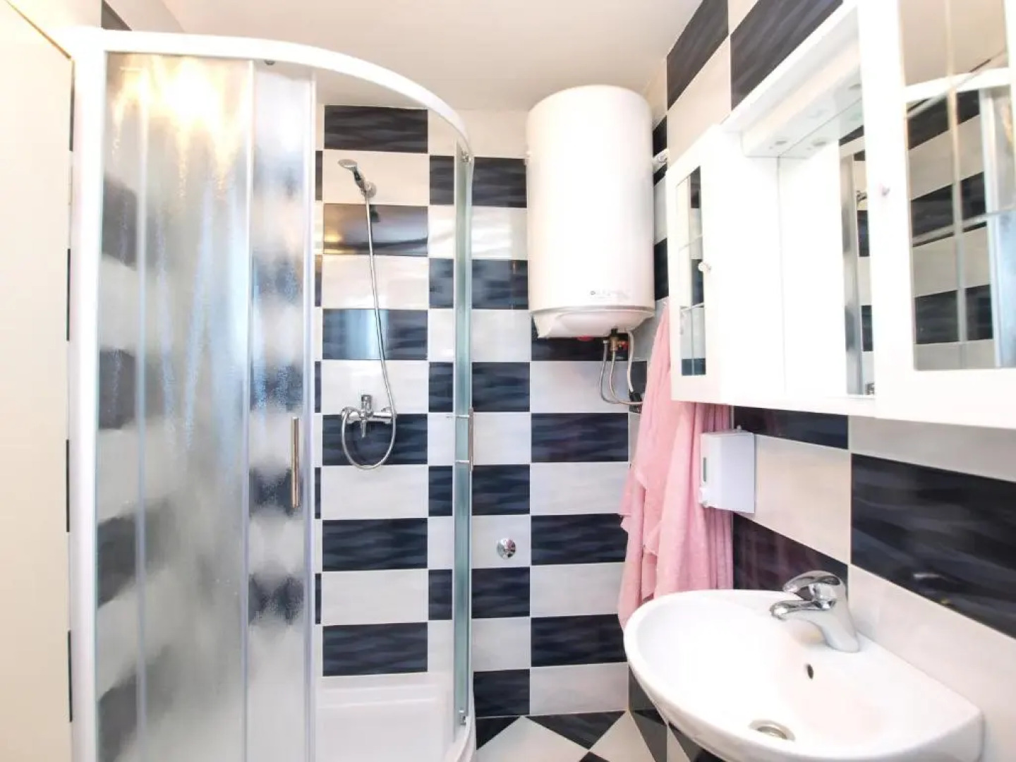 Apartment with pool 1038