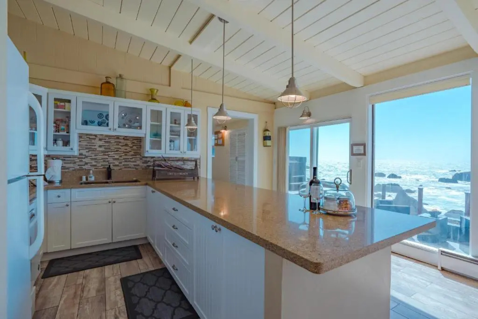 Surfscape Beach House, Private Beach & Ocean views