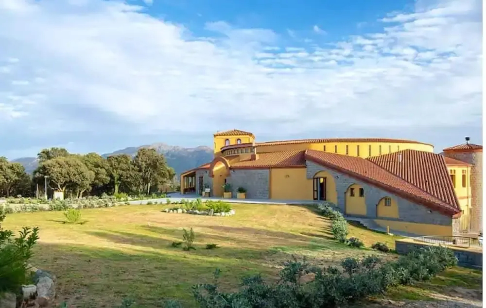 Hotel with swimming pool in Arbus