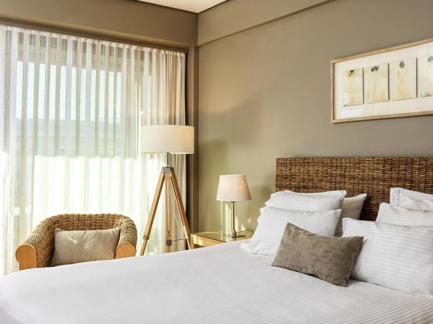 Sea View Cityscape Hotel