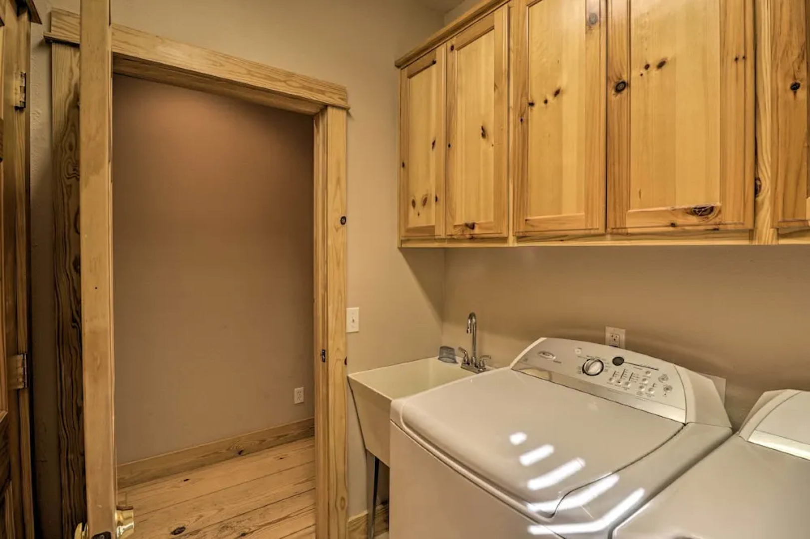 The Captains Quarters in Rogers w/ Covered Porch!