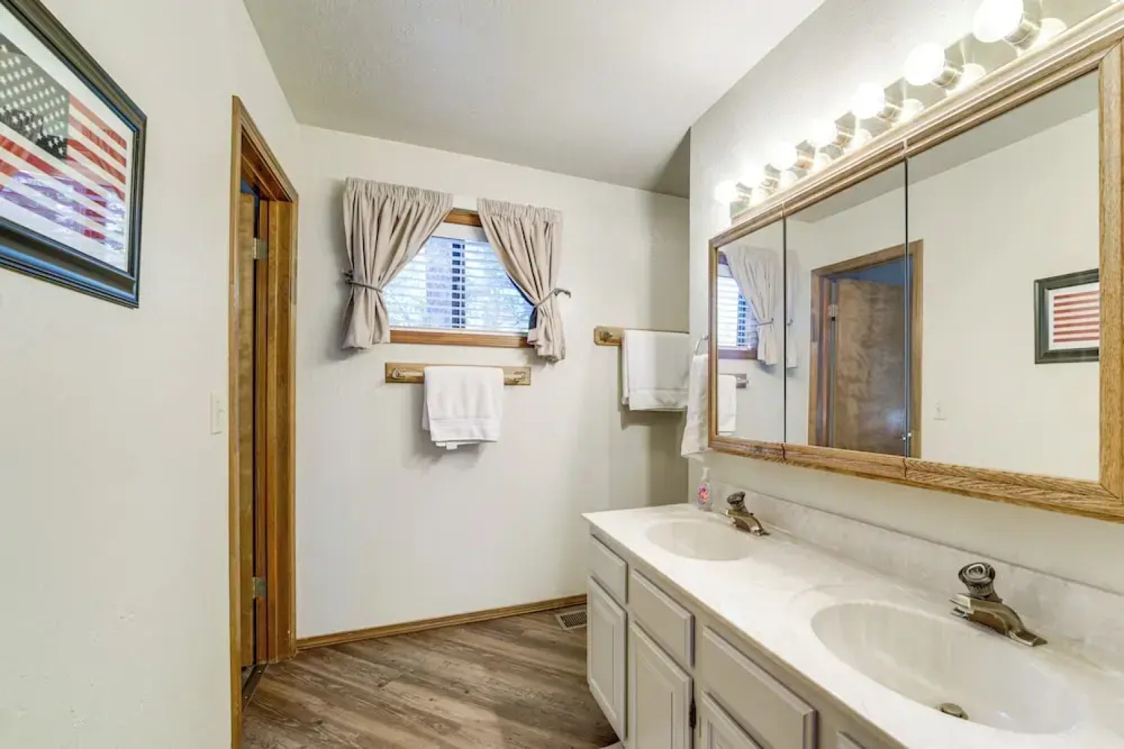 Fire Pit & Wraparound Porch: Munds Park Cabin!