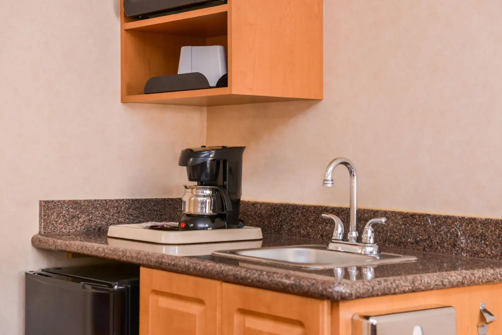 La Fuente Inn & Suites