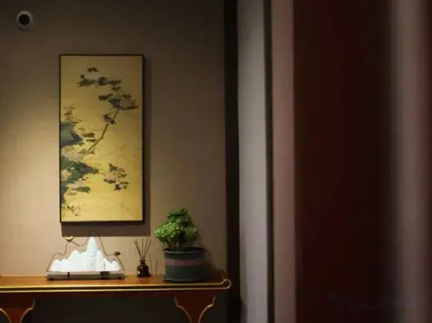 Rouhau White House Hotel