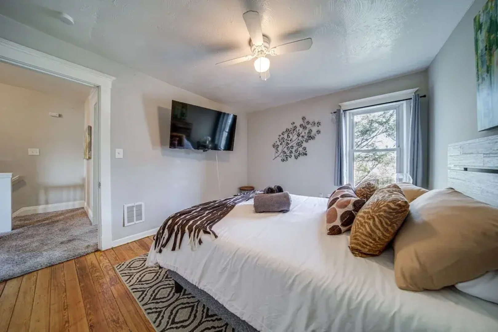 Pet-friendly Cleveland Townhome, 2 Mi to Downtown!