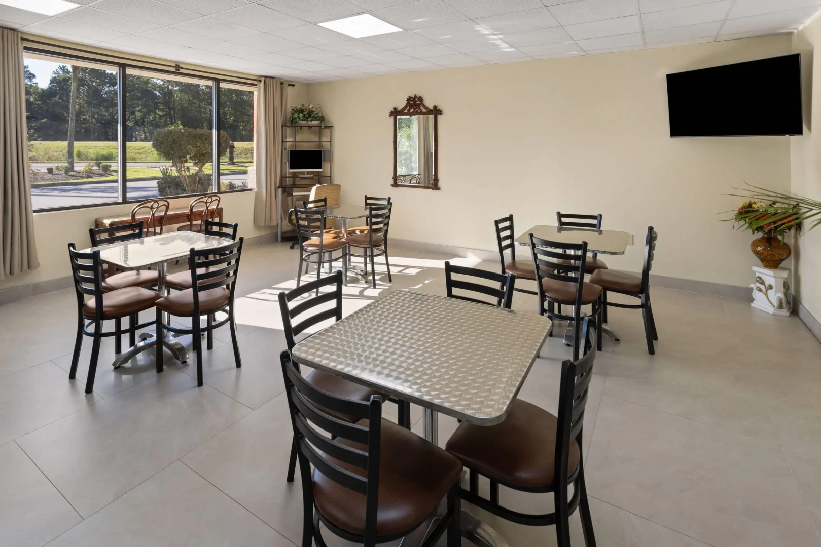 Howard Johnson by Wyndham Savannah GA