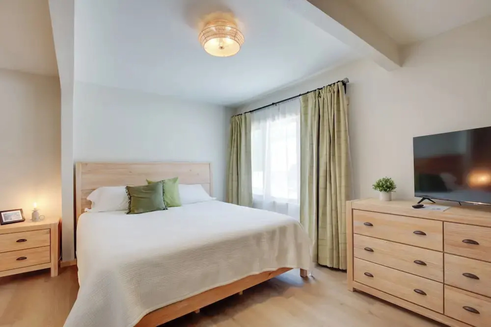 Outdoor Wet Bar: Spacious Eagle River Retreat!