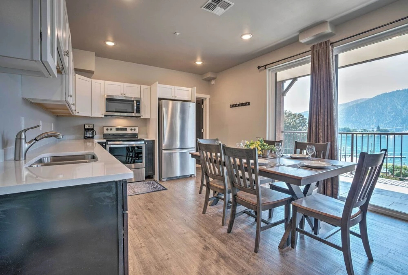 Lake Chelan Condo, Walk to Brewery & Wineries