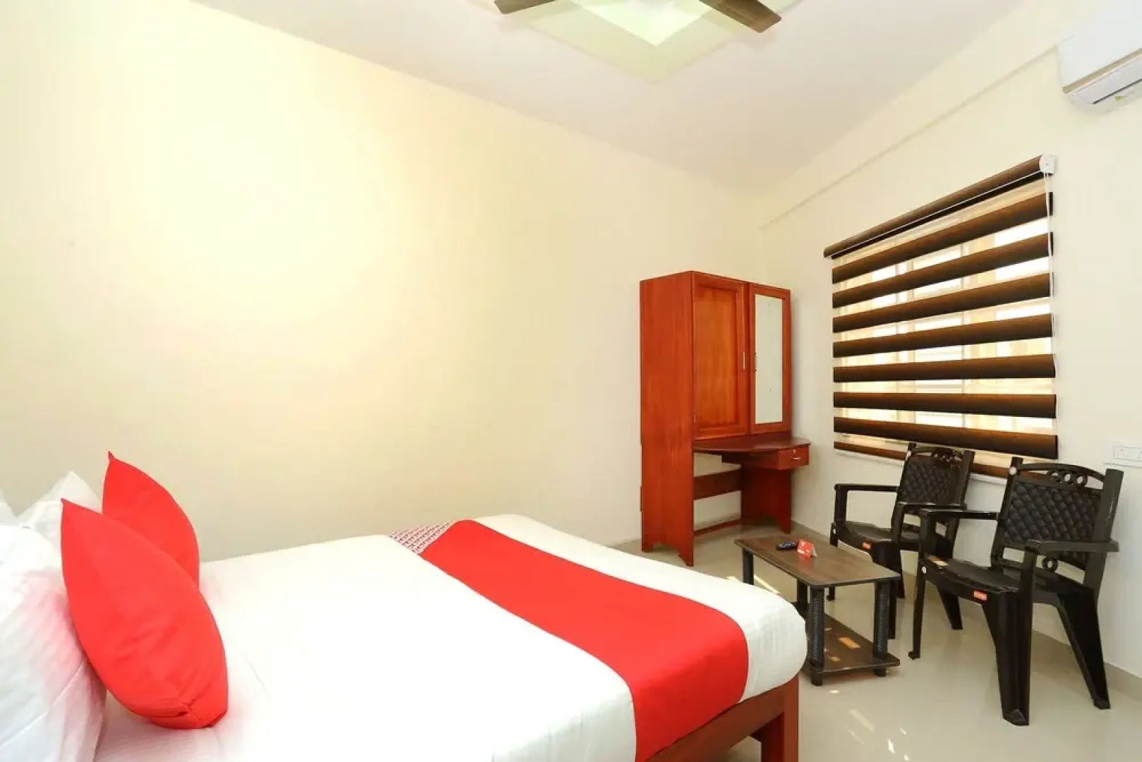 OYO 37302 White Cort