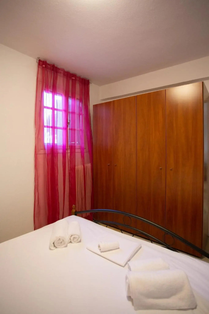 Traditional Apartment part of a Detached Villa on a luxurious Hill of Thessaloniki PANORAMA with a private garden with trees ,also available for Family and other gatherings and Kid's parties - under 13 , for less than 20 people alltogether