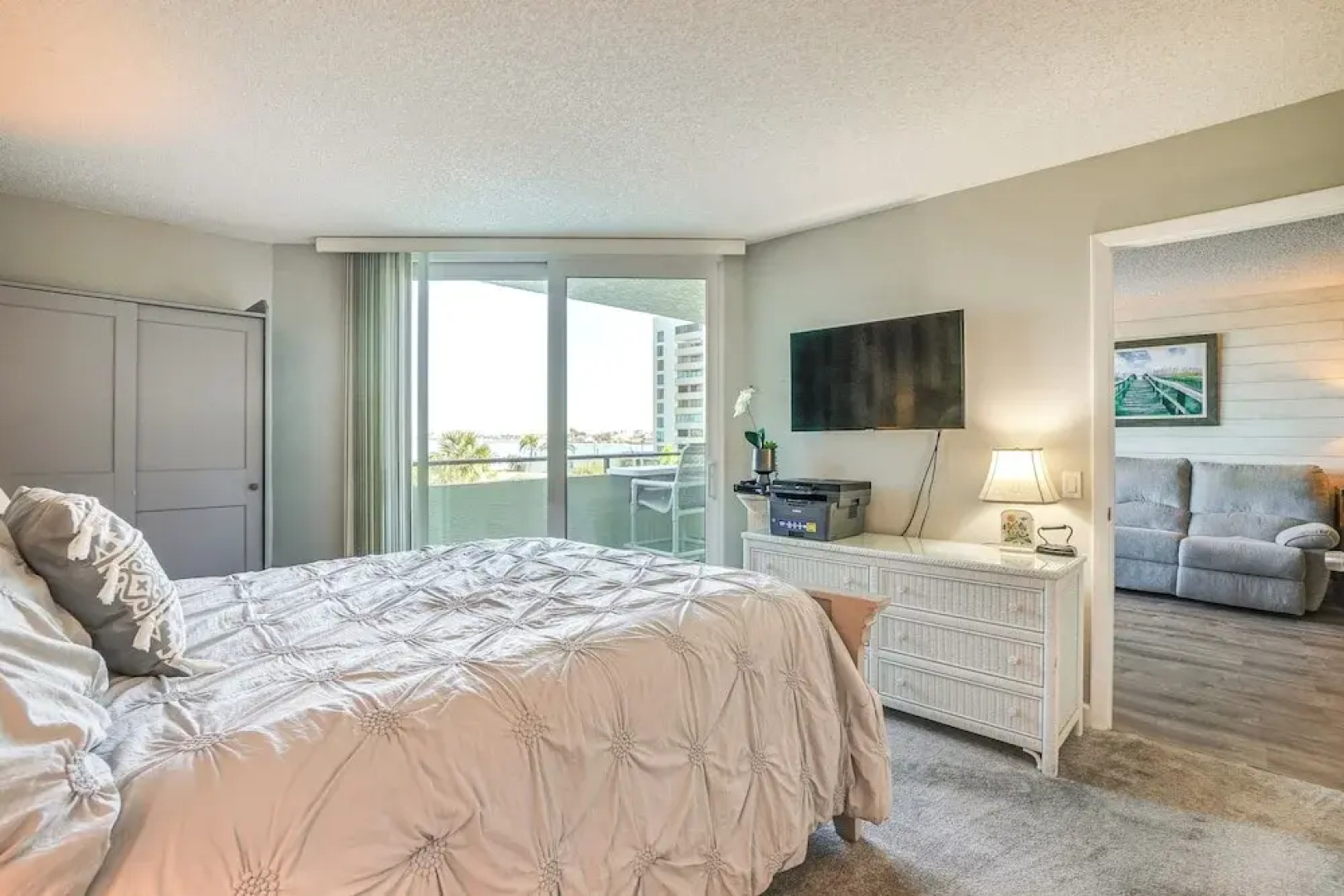 Pool Access & Waterfront Balcony: Hudson Condo!