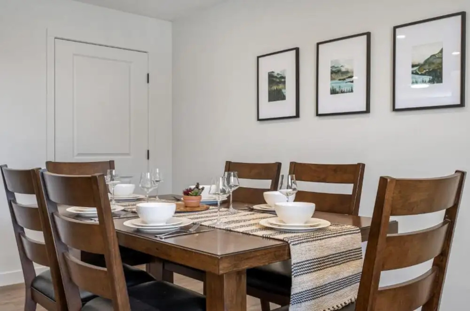 Livingston Way I Sleep 6 I Netflix I Kitchen I TV