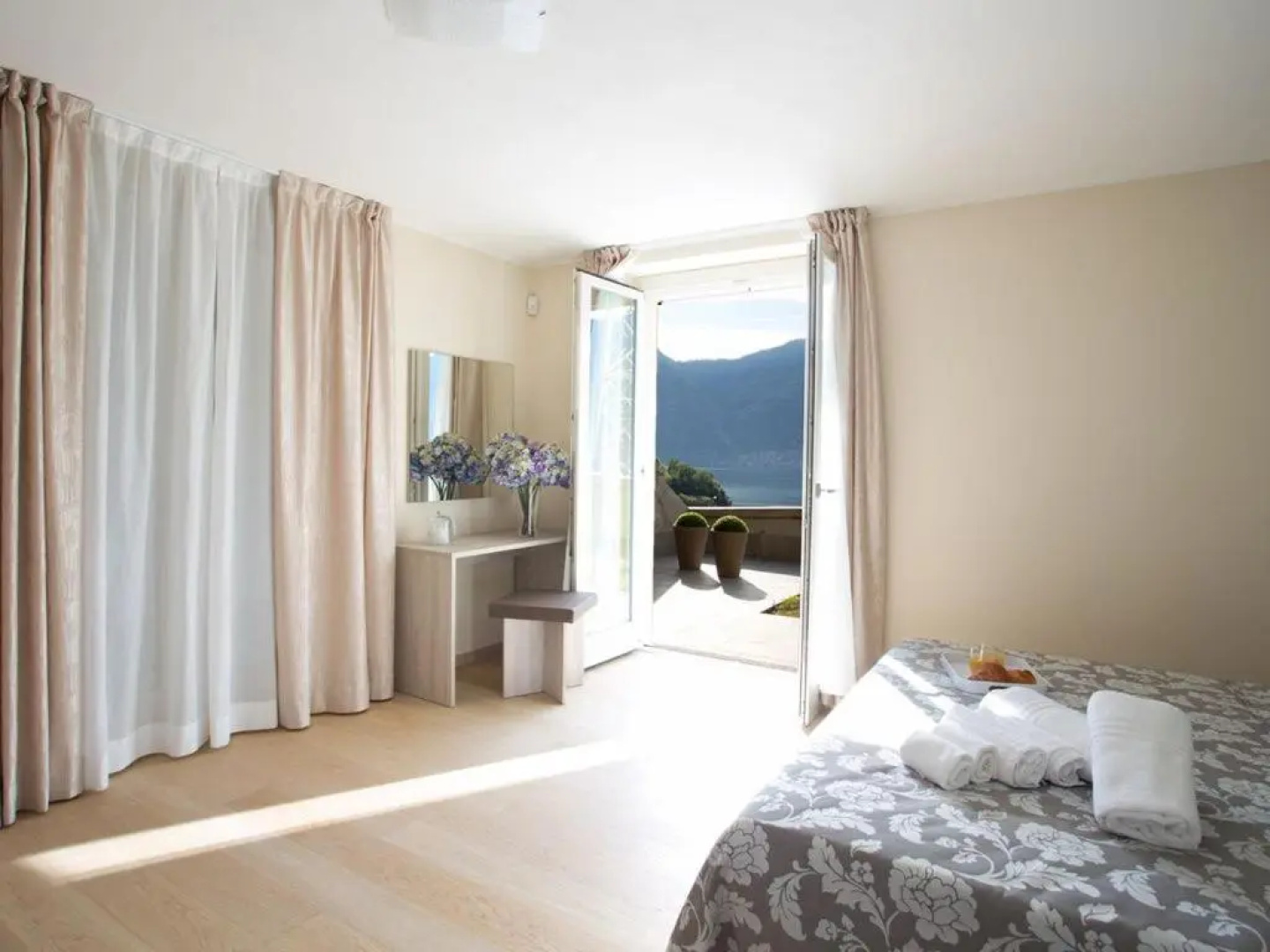 Sala Comacina Apartment No 1 (Sleeps 10)