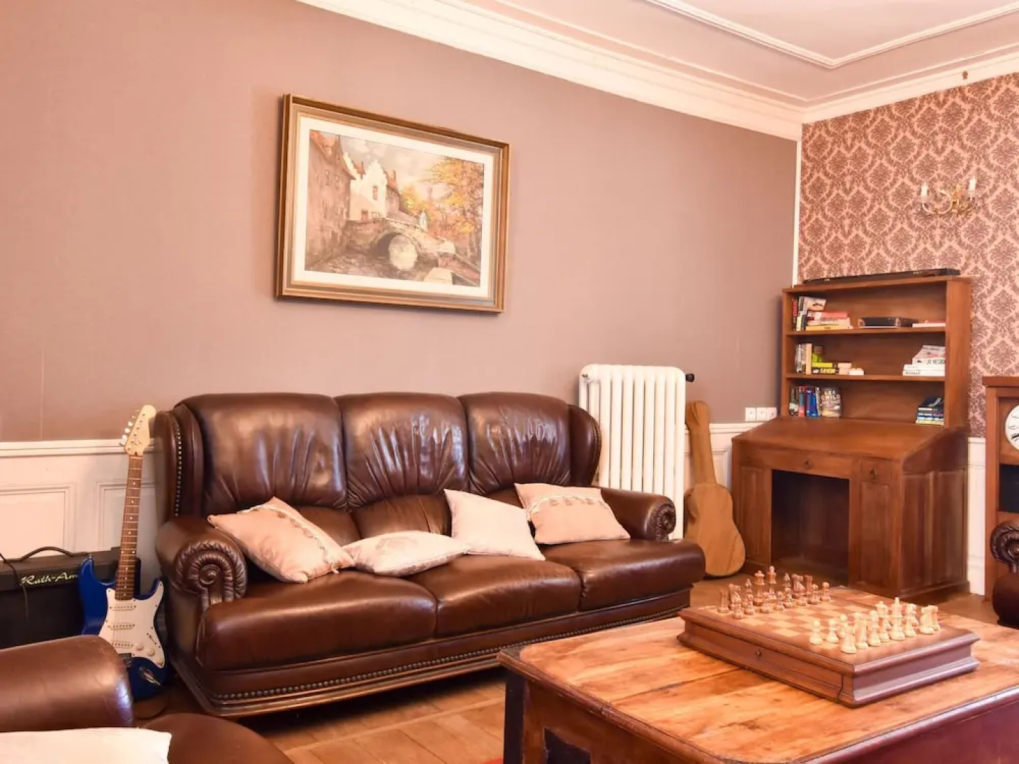 Fantastic property with large swimming pool and garden in the heart of France!