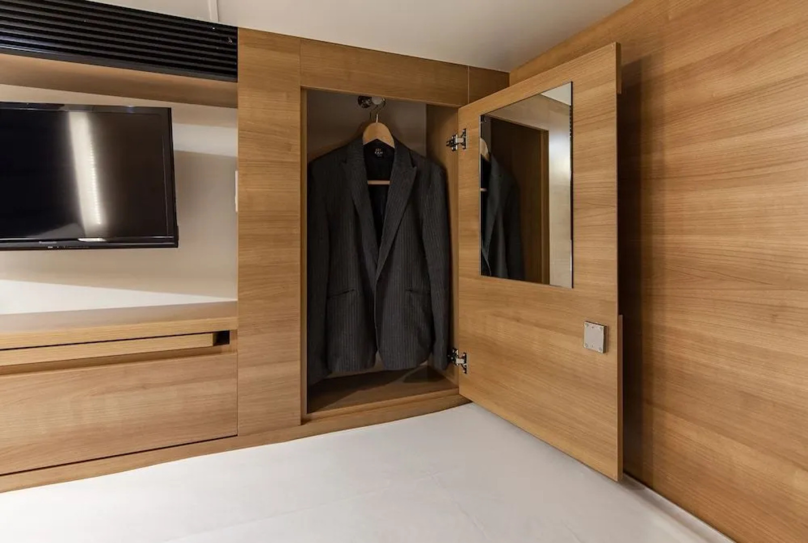 Y's Cabin Yokohama Kannai