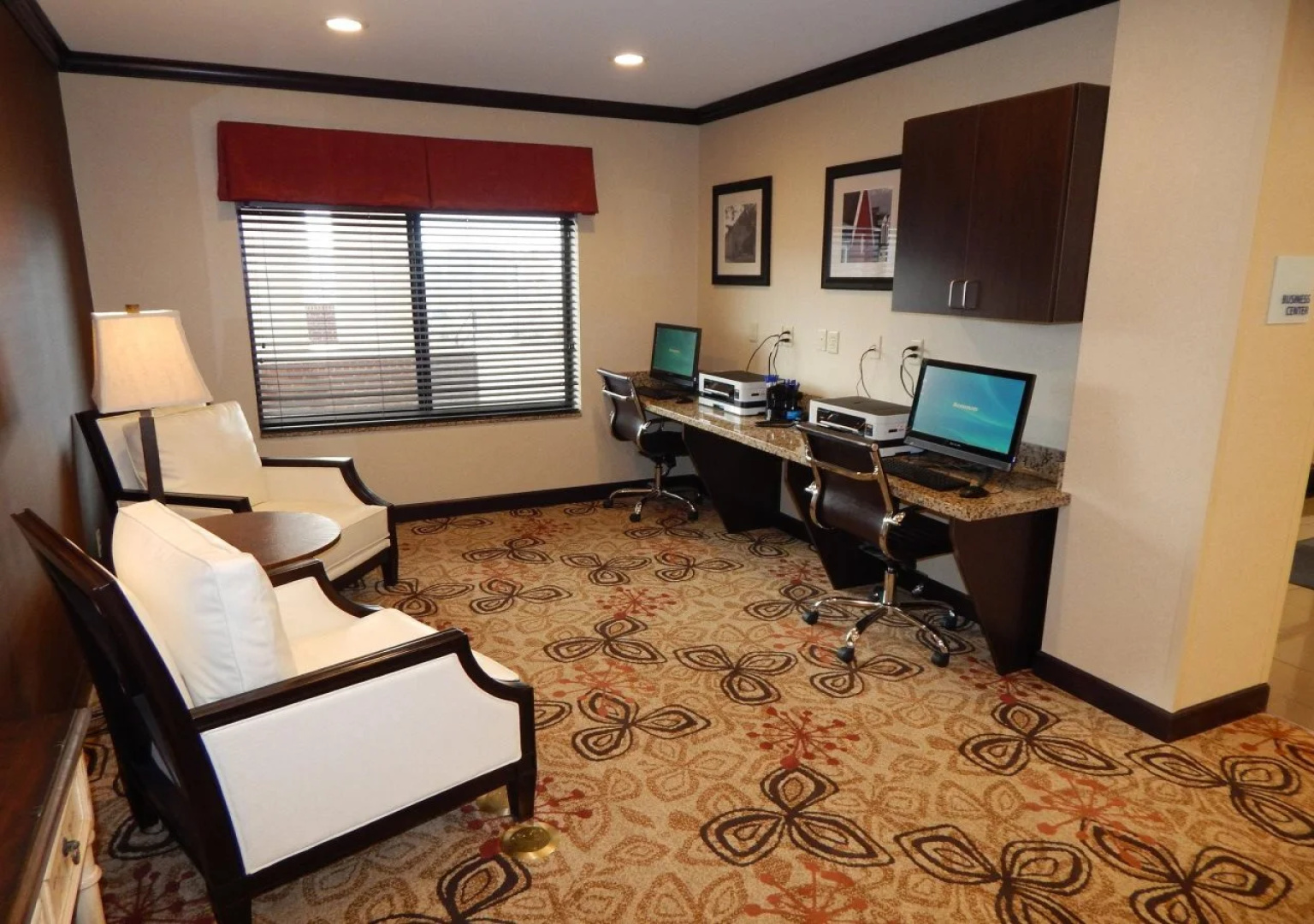 Holiday Inn Express and Suites Washington Meadow L