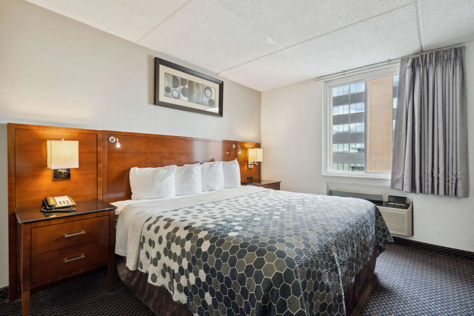 Econo Lodge Inn & Suites