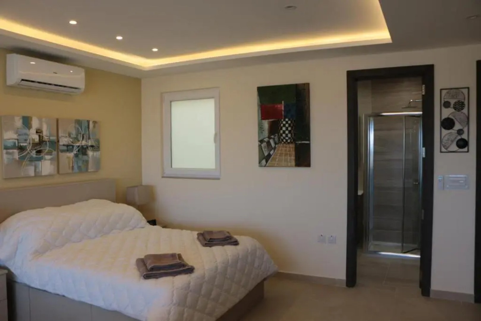 Wileg 4A Luxury Studio Apartment with Shared Swimming Pool.