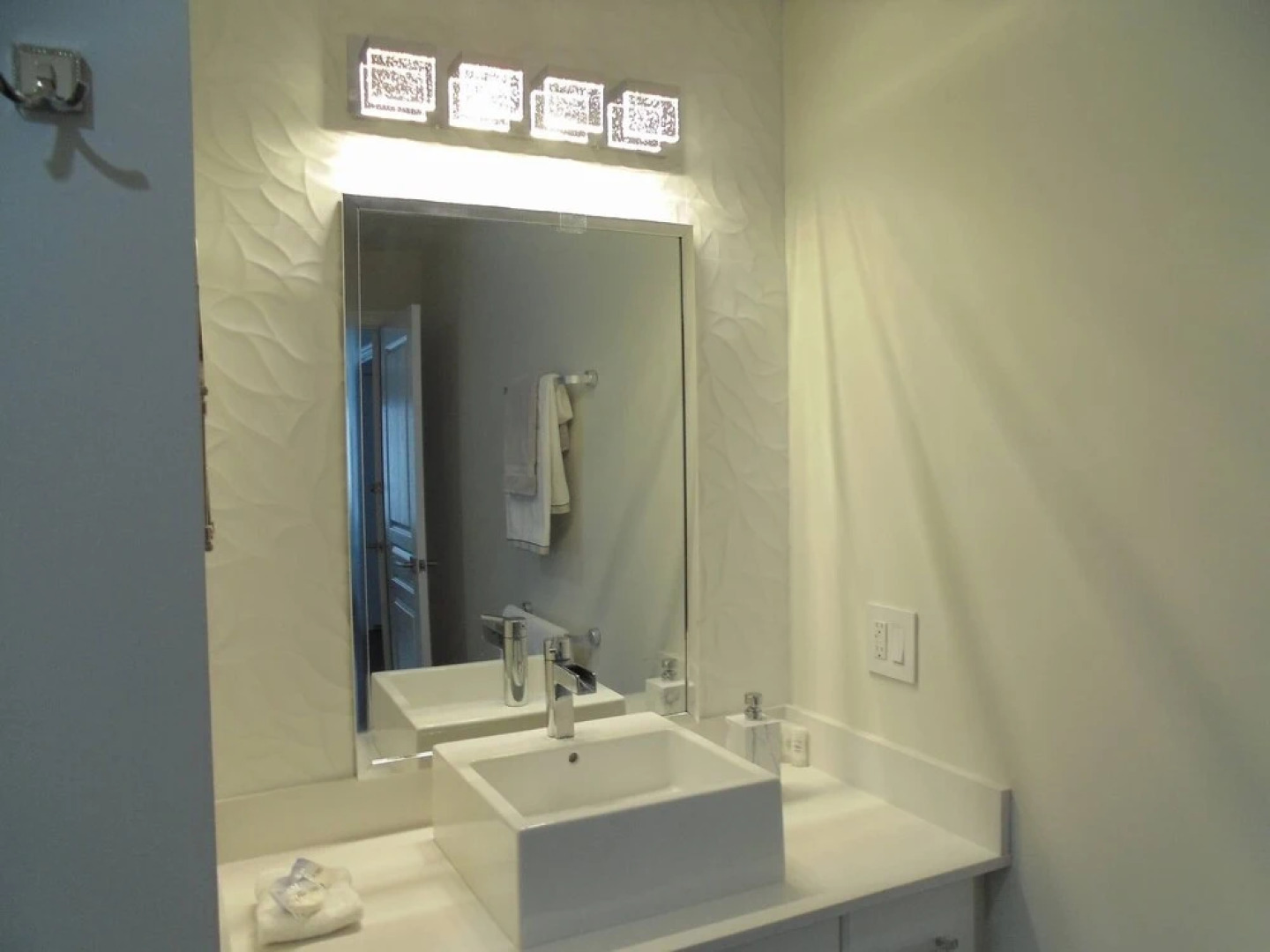 Luxury White House In Oakville Free Ev Charging