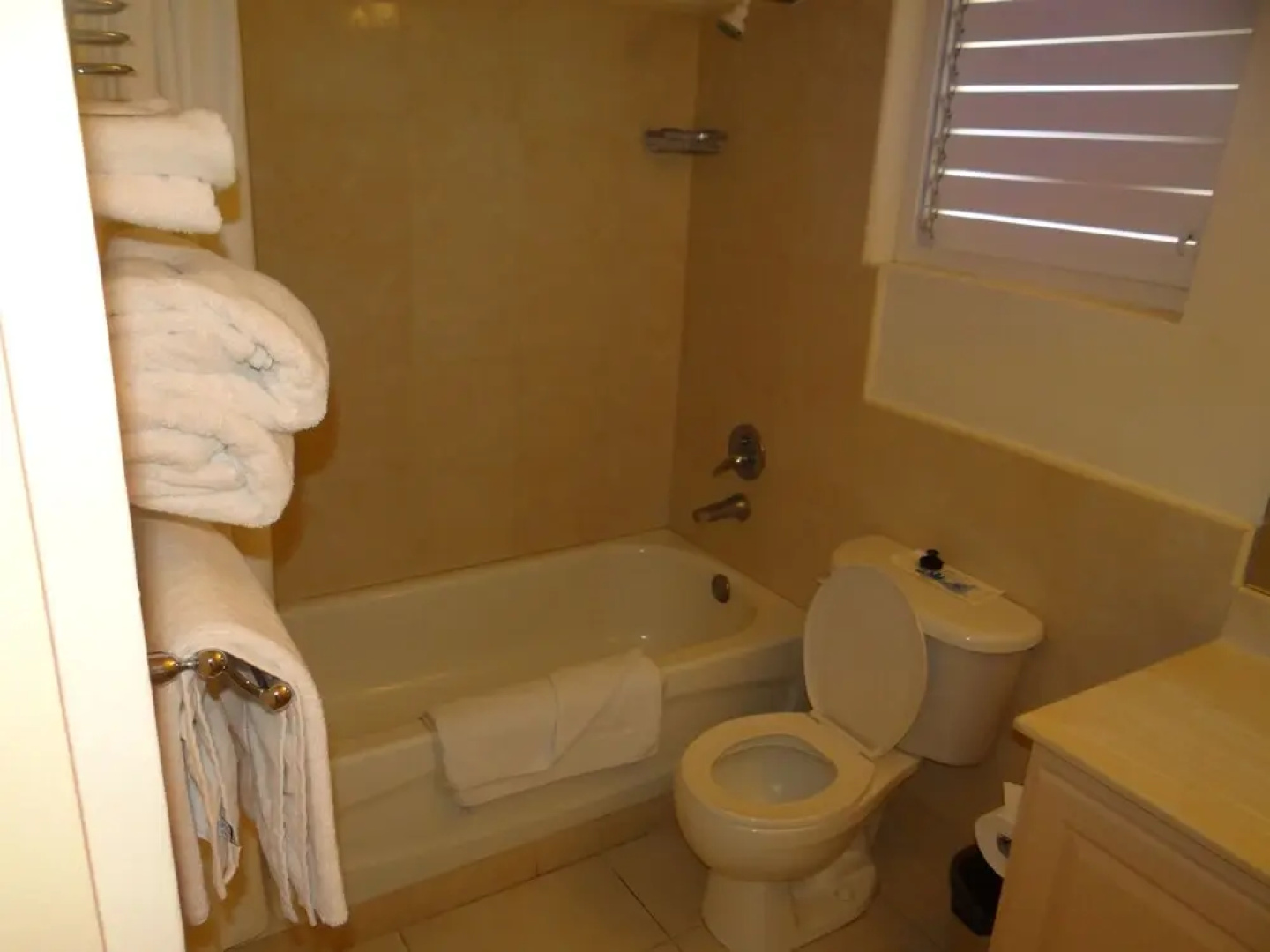 Tropical Winds Apartment Hotel