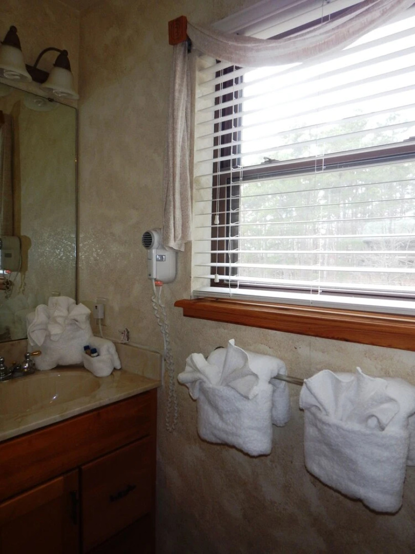 Luxury, loft, log-sided two bedroom Harbor North cottage on Lake Ouachita. by RedAwning
