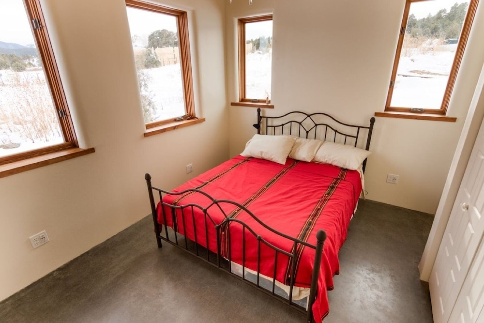 La Luna: Ideal Nature Retreat To Stay Safe From Pandemic - Self Check-In - at the End of a Dirt Road on 8 Acres. Magnificent Mountain Views. Ideal for Social Distancing And Isolation! Long Stays Welcome, Super-Host S