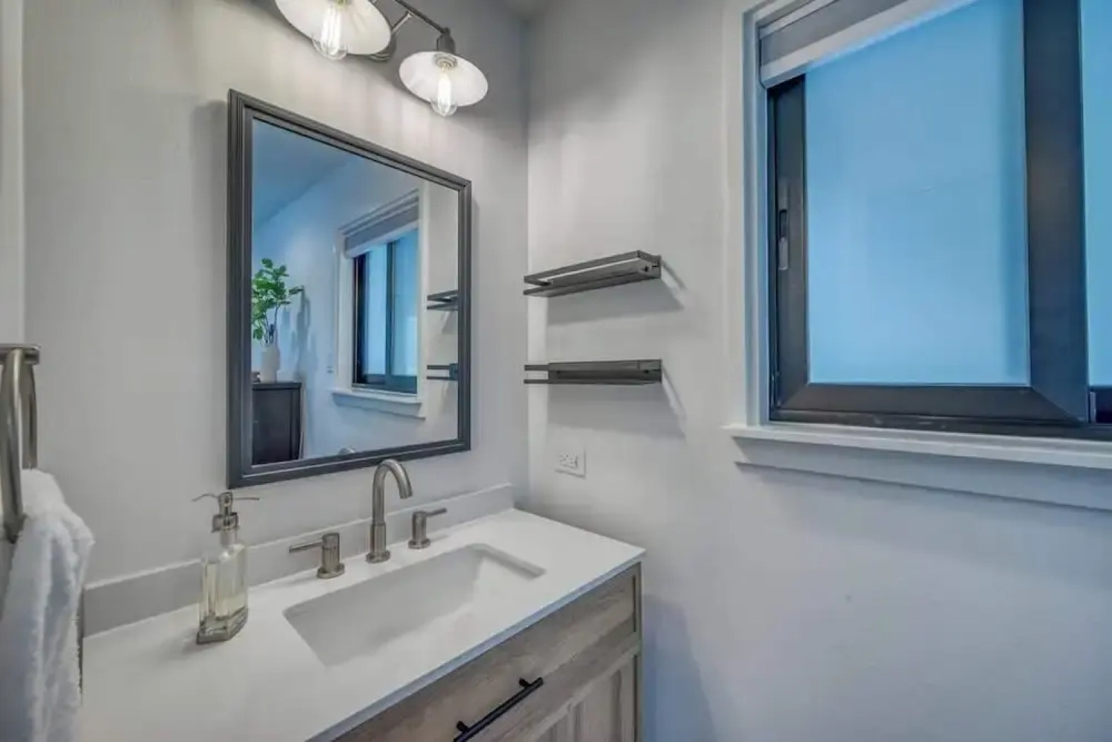 Luxury Riverfront Villa With Firepit & Gameroom!