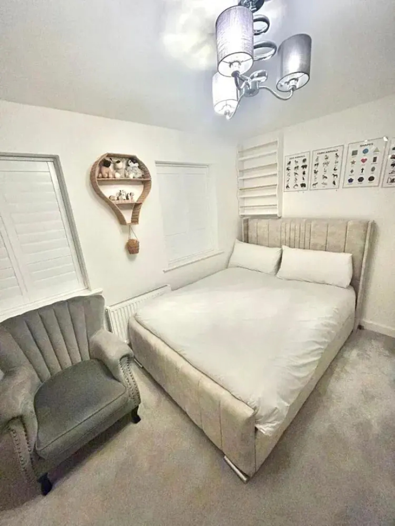 High END Spacious 4 Bed House - Free Parking