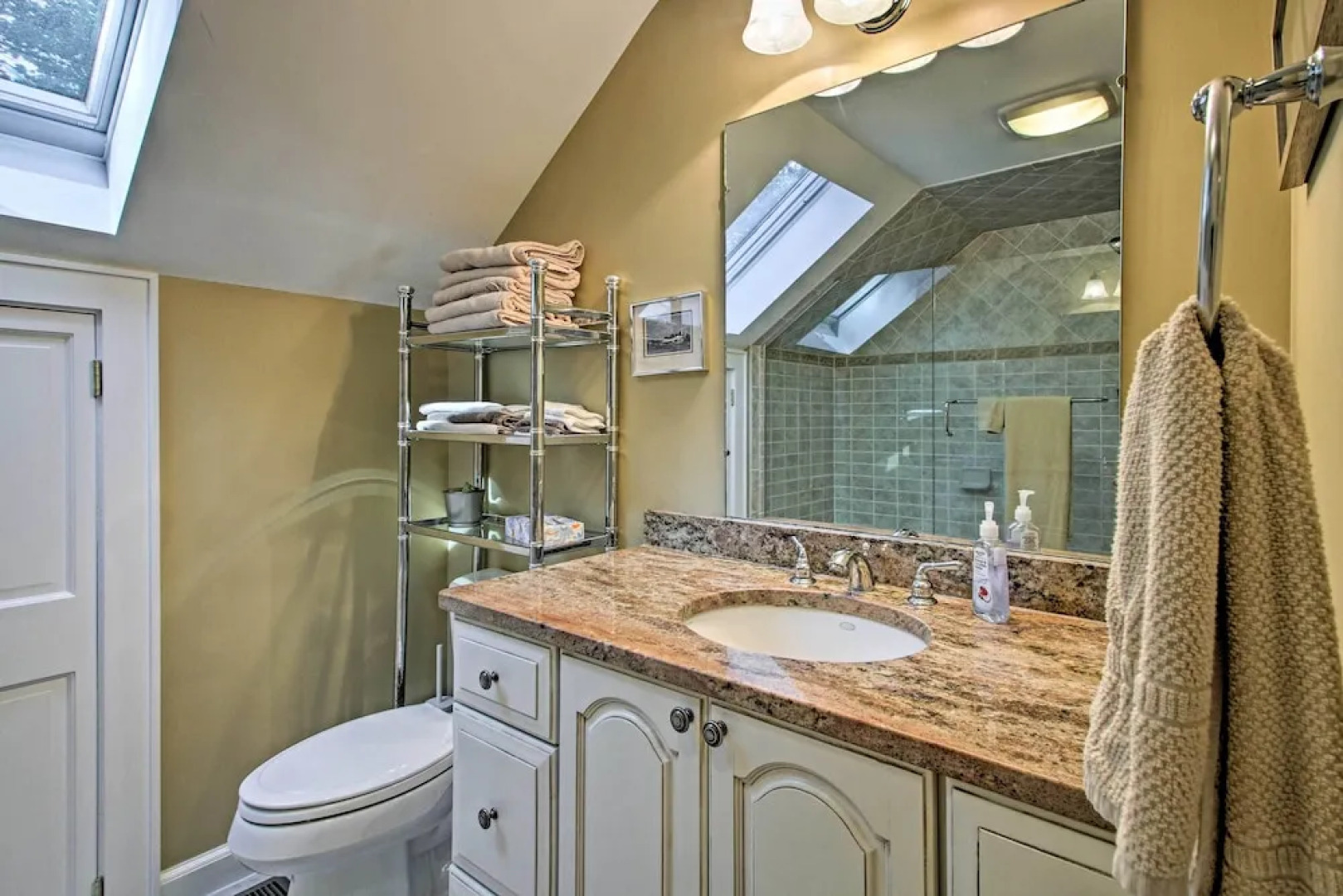 1/2 Mi to Beach: Lovely Guesthouse in Kennebunk!