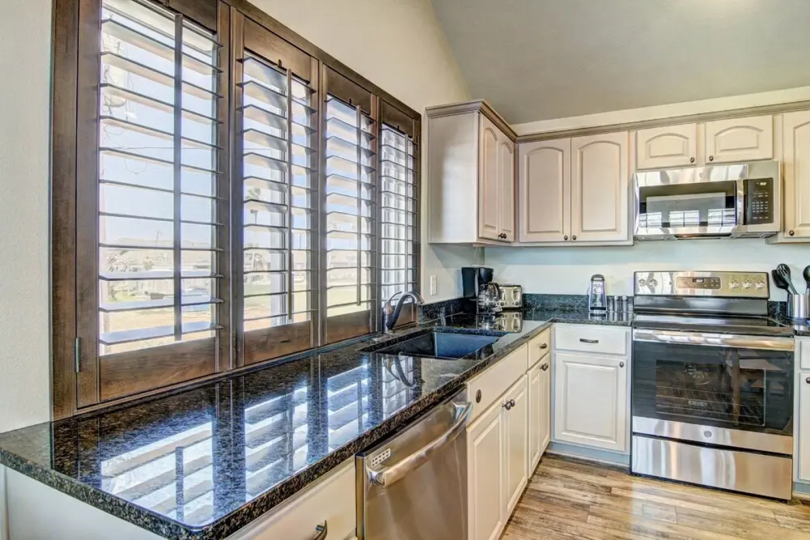 Flat's B - 3 Br Cottage