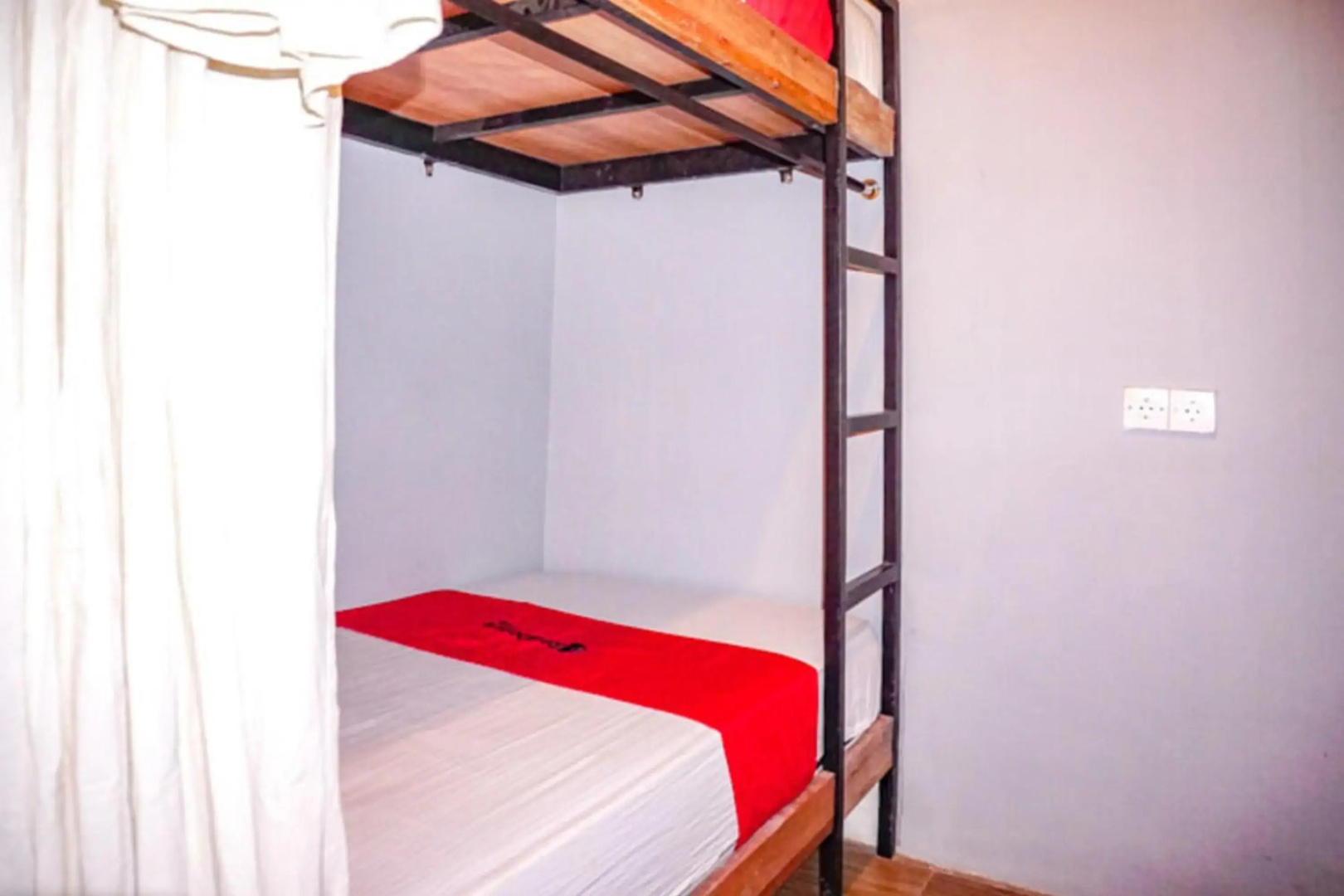 RedDoorz near Lippo Mall 2