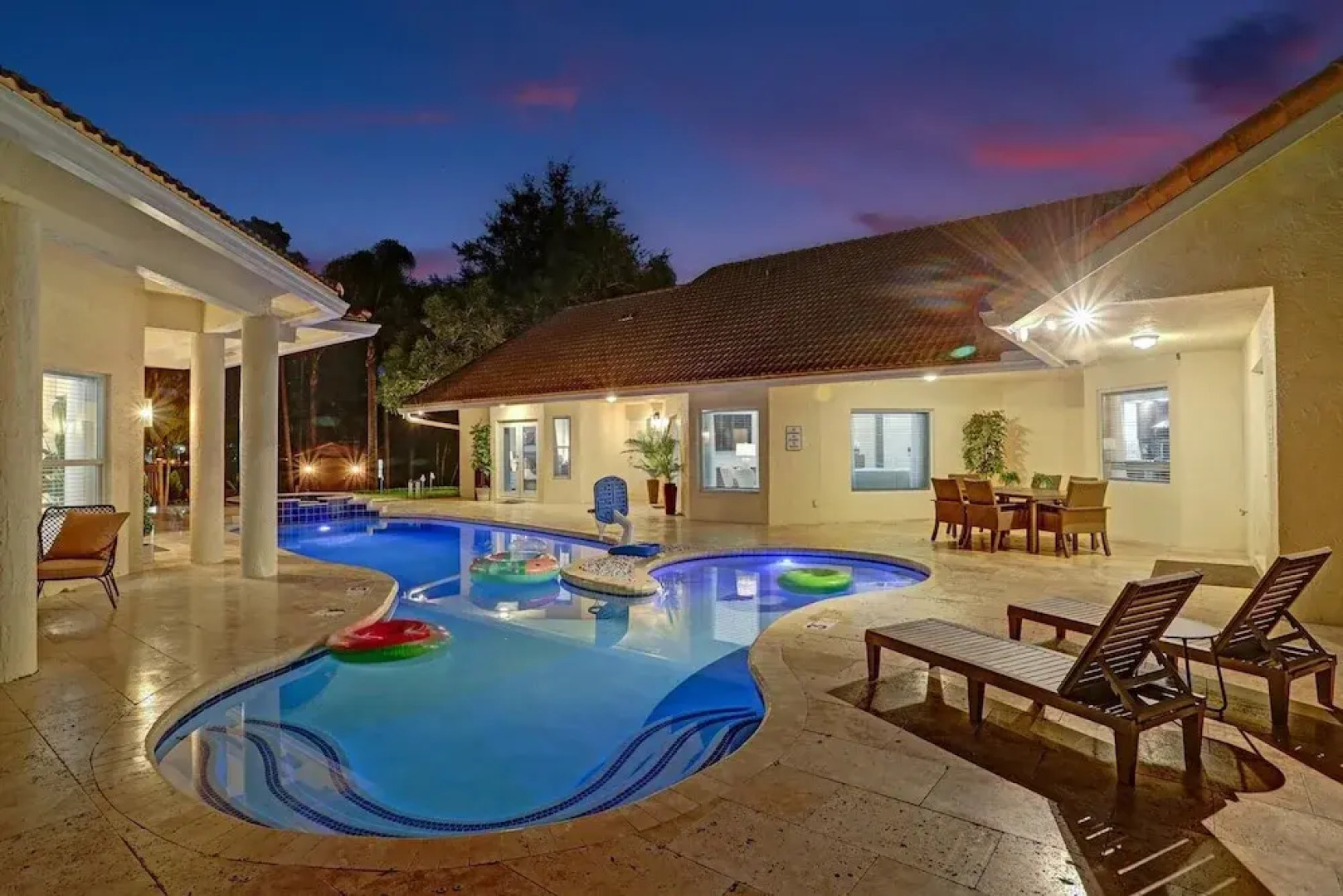 The Grand Luxe 8BR Villa w Pool and Basketball