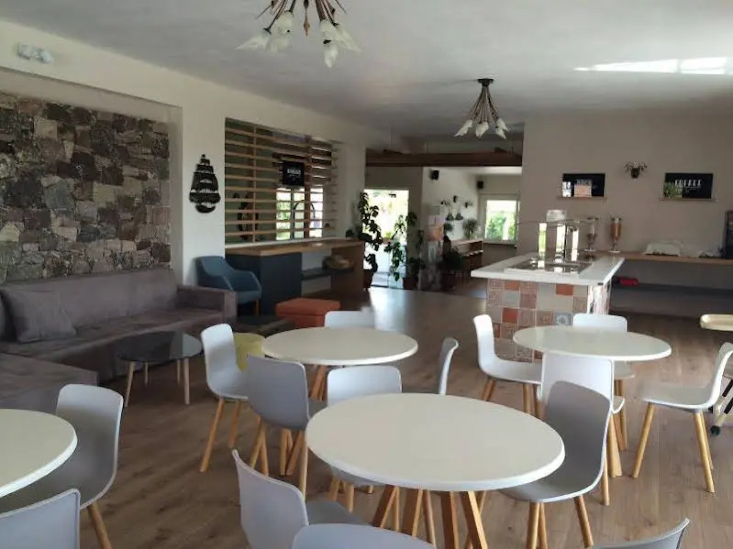 Eriphilly Studios & Apartments