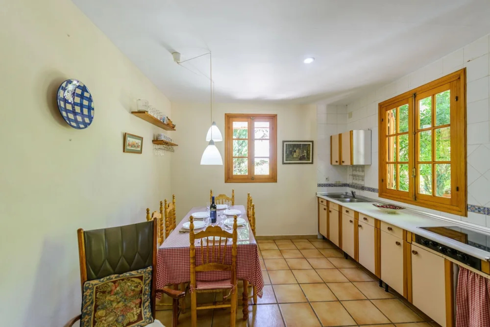 La Casita con jardín frente a la cascada