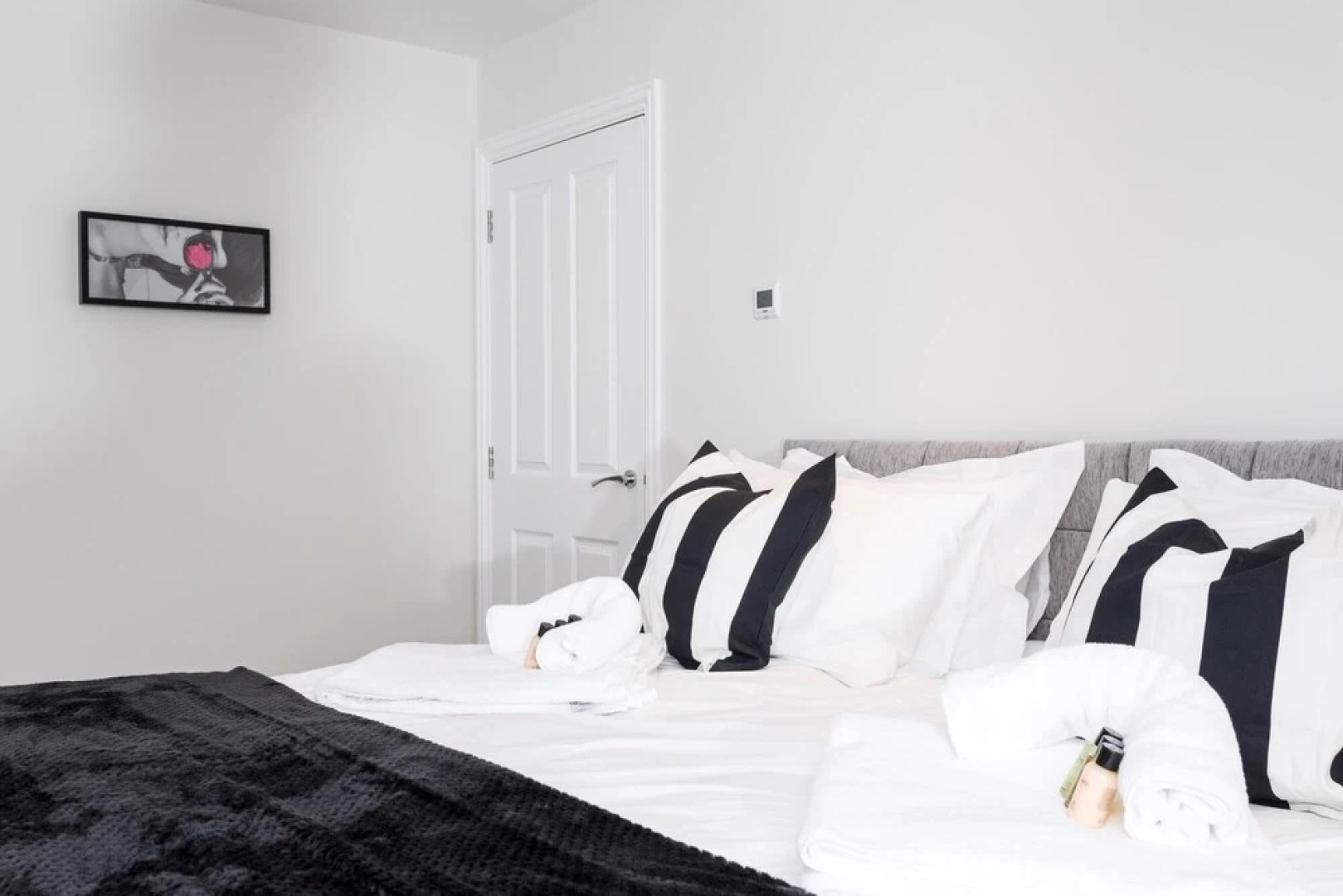 Garland Penthouse- Large 2 bed 2 Bath Self Contained Flat- Close to Shops