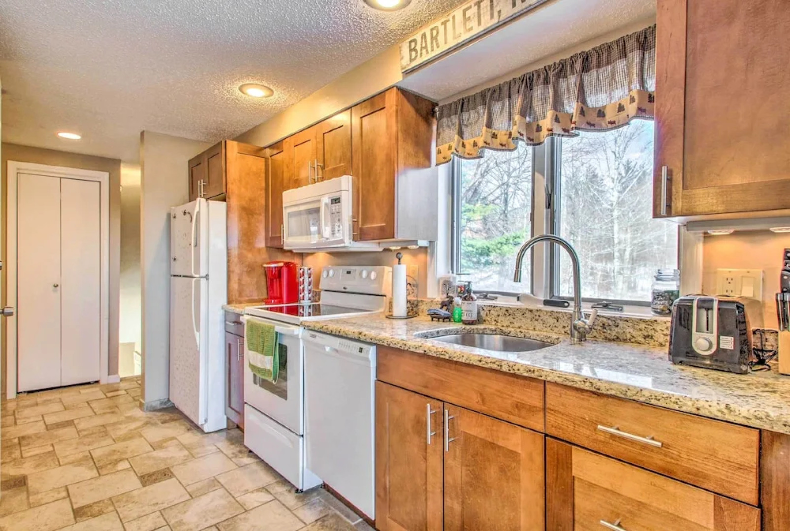 Ski Condo w/ Pool, Close to Story Land & Attitash!