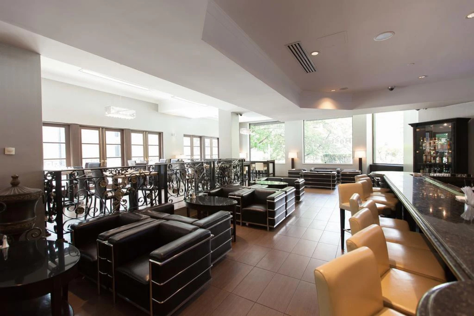 Grand Hotel & Suites