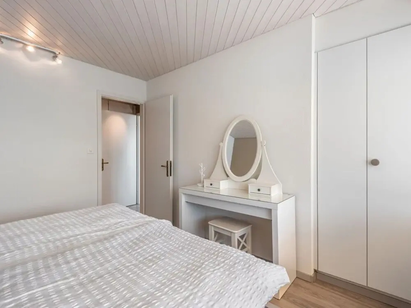 Seestern am See mit Motorboot Ennetb Rgen