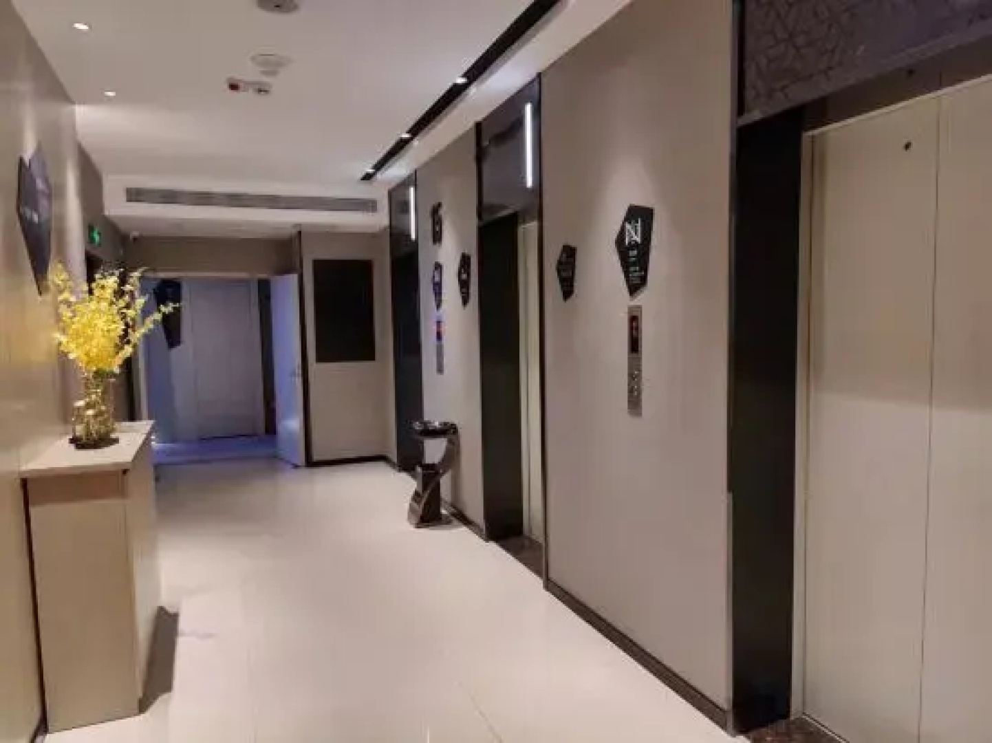 Echarm Hotel (Guigang Pingnan Central Square)