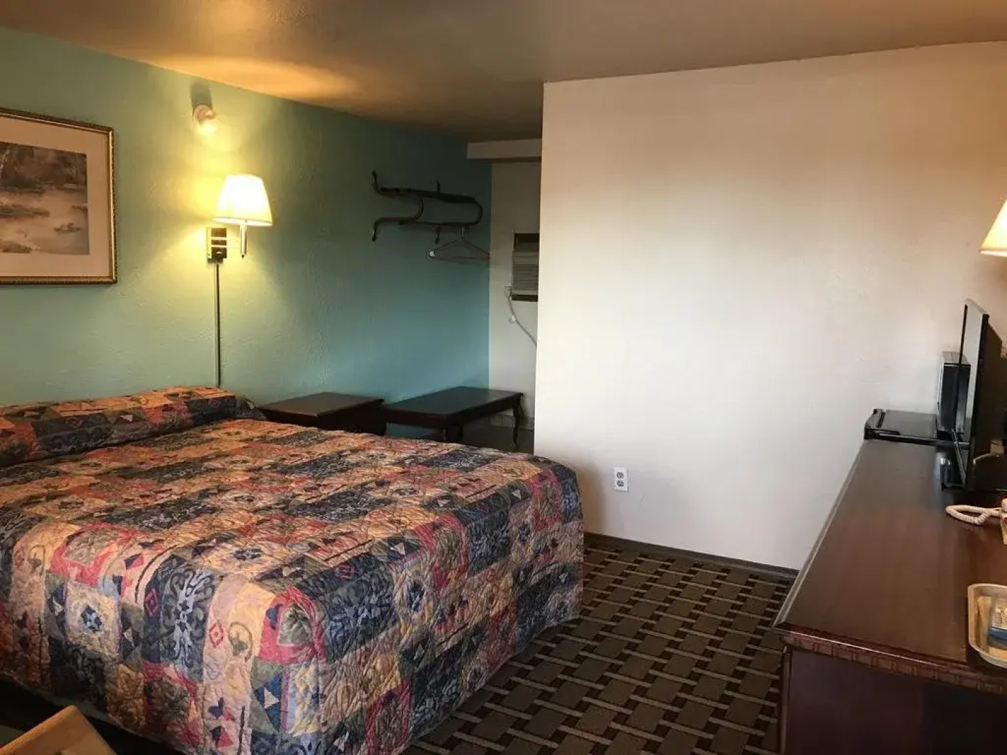 Hwy Express Inn & Suites