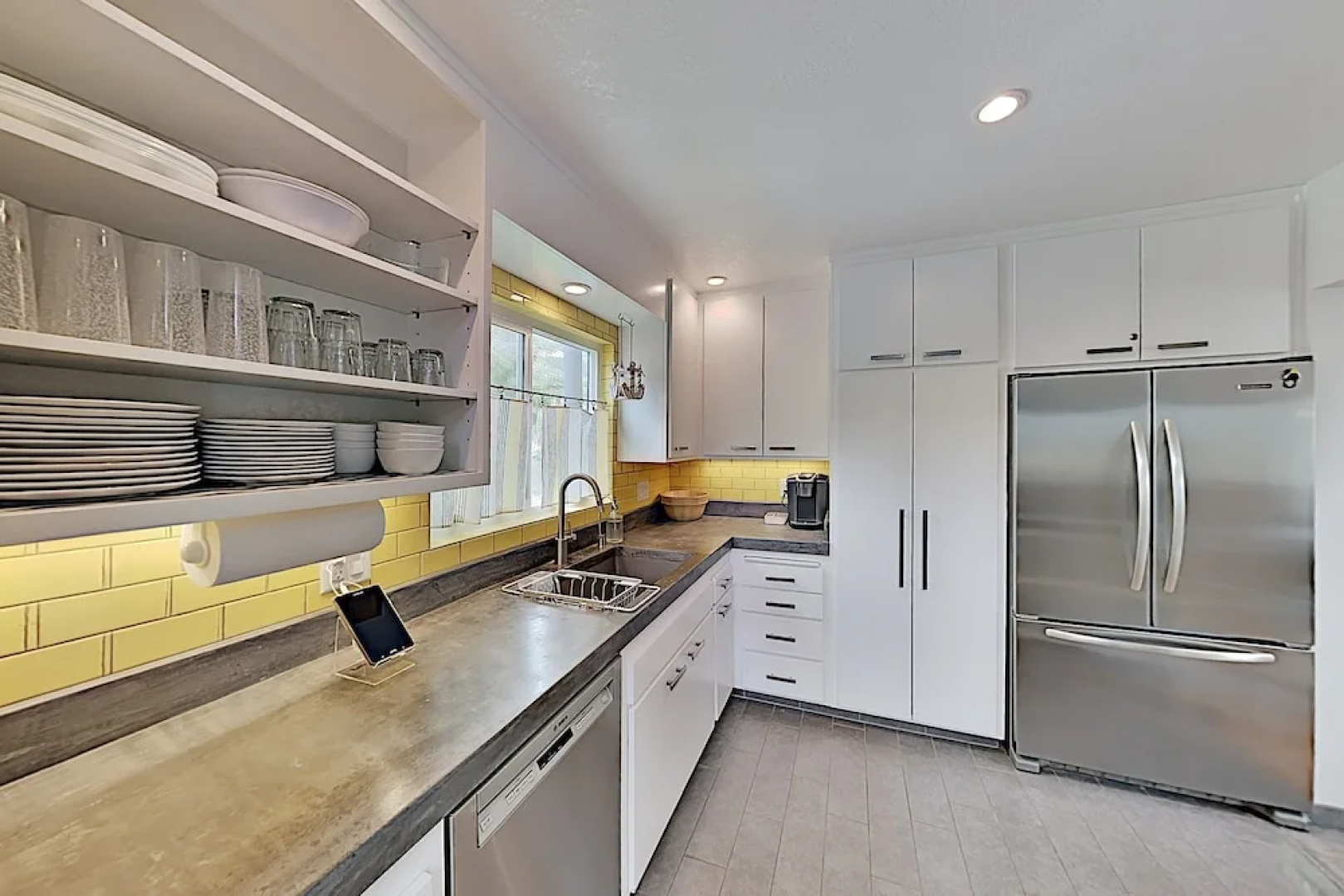 Ocean-View Hideaway W/ Lush Patio, Steps To Beach! Home